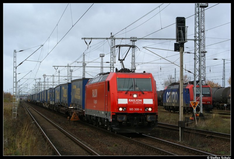 185 308 verlie� am 16.11.08 mit einem LKW-Walter-Gz den Rostocker Seehafen.Aufgenommen am Hp Rostock/Dierkow