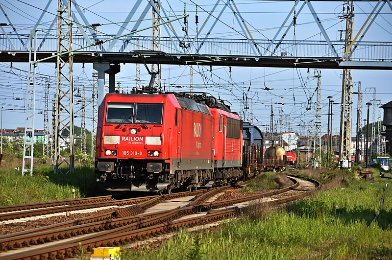 185 310 + einer 155er mit einem TEC durchluft gerade den Bf Stralsund, 19.05.09