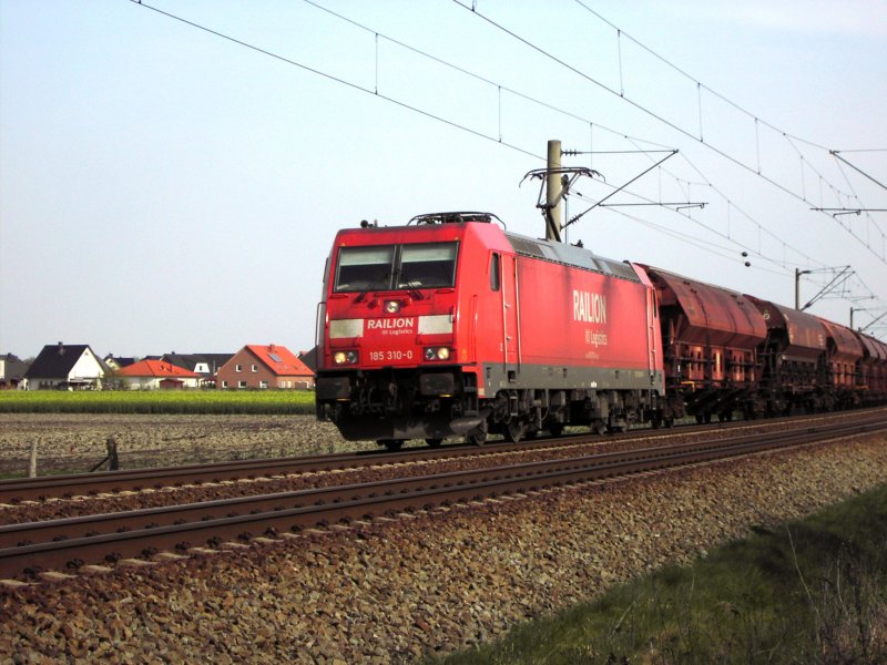 185 310-0 Railion DB Logistics am 16.04.2009 bei Vhrum Richtung Hannover unterwegs