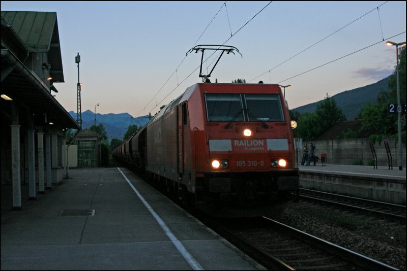 185 310 durchfhrt mit einem (Kali?)-Ganzzug den Bahnhof Kiefersfelden Richtung Kufstein. (04.07.2008)
