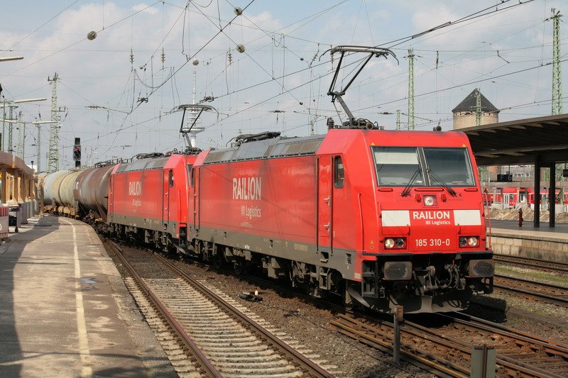 185 310 mit Schwesterlok ziehen einen Kesselwagenzug durch bremen. 08.04.2009