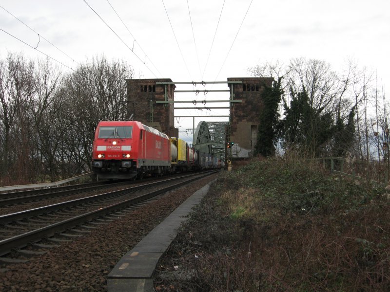 185 310 berquert am leider total verregnetem 05.02.2008 mit einem gemischten GZ die Sdbrcke in Kln. 