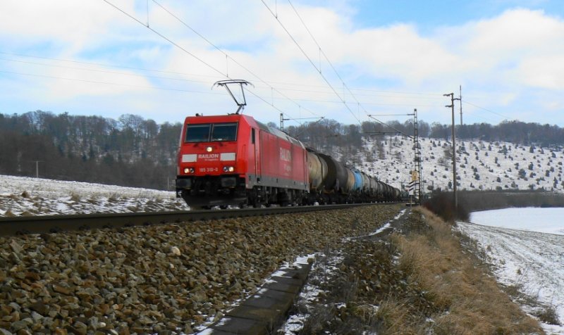 185 310 zog am kalten 4.1.2008 bei Urspring einen langen, gemischten Gterzug die Alb hinab Richtung Kornwestheim (KBS 750).