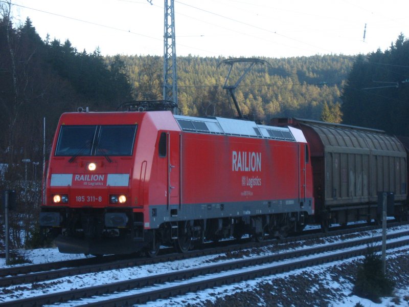 185 311-8 (Abnahme 26.10.2007)mit DEM FZT 55902 am km 69,0 5.12.07.Sie hatte eine wahrscheinlich eine Zwangsbremsung bekommen den sie stand eine ganze Minuter dort