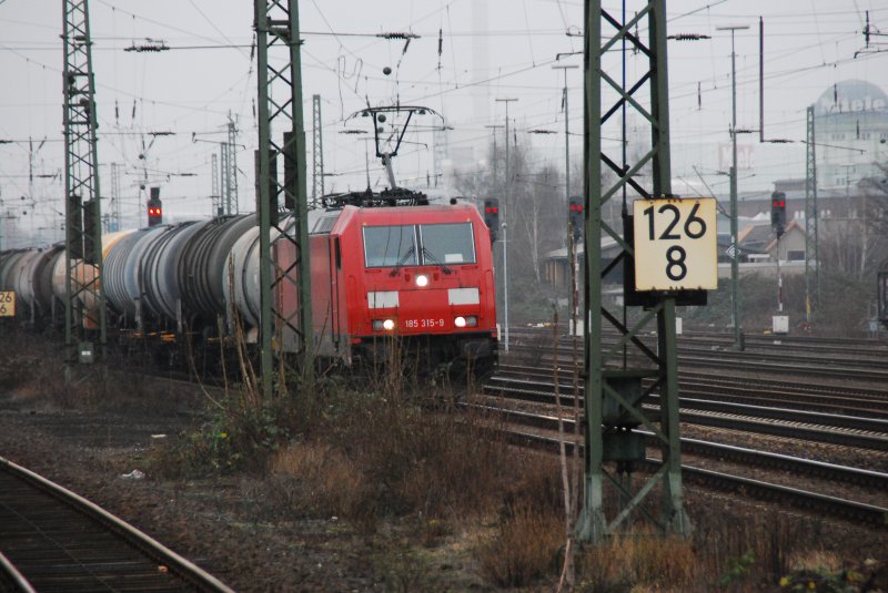 185 315-9 vor einem Gterzug aus Kesselwagen nhert sich aus Bielefeld und durchfhrt in Richtung Ruhrgebiet den Bahnhof Gtersloh am 23.12.2008