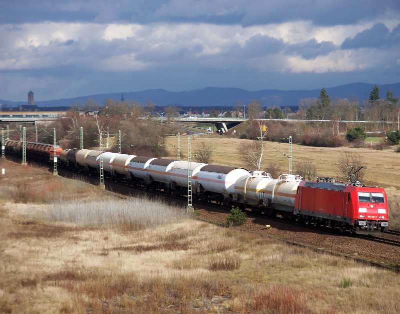 185 316 mit einem Gterzug bei Neuluheim. Durch die gute Fernsicht kann man im Hintergrund schon Hockenheim, die nchste Kleinstadt erkennen. Die Berge gehren zum Odenwald, 06.01.08.
