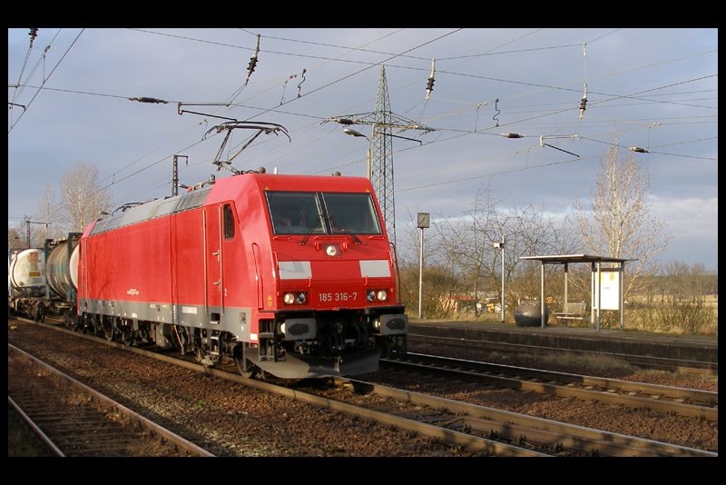 185 316 mit Kesselwagen, 30.12.07, Bahnhof Saarmund