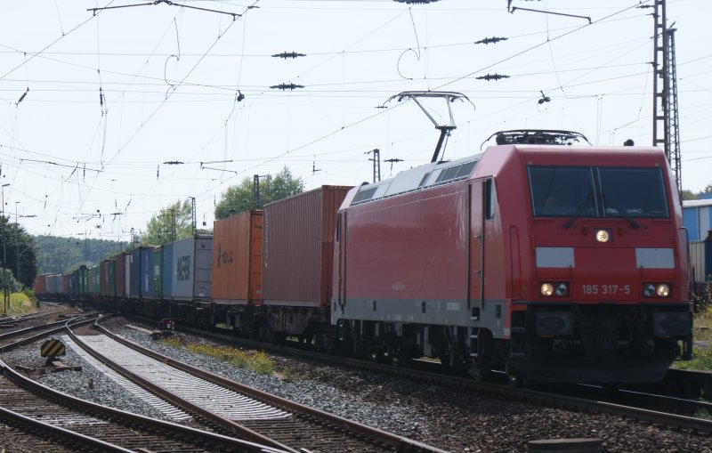 185 317-5 fuhr am 15.08.2009 aus Richtung Sden kommend mit einem Containerzug durch den Bahnhof Elze in Richtung Norden.