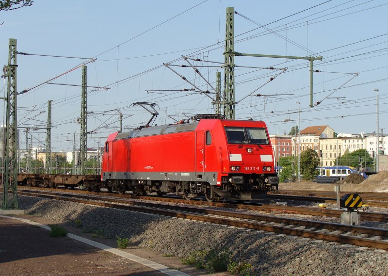 185 317-5 mit einem leeren Zug mit Containerwagen kurz hinter Magdeburg Hbf. Der Zug fuhr in Richtung Braunschweig, fotografiert am alten Lokschuppen in der Maybachstrae am 02.05.2009.