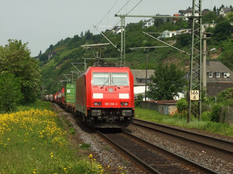 185 318-3 mit einem KLV-Zug bei der Durchfahrt von Vallendar/Rhein.21.5.09