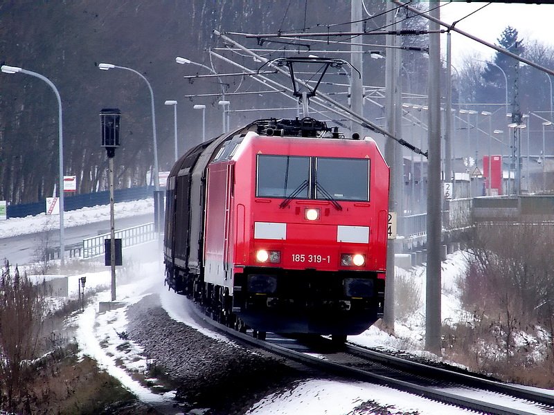 185 319-1 mit einem Gterzug (aus Rostock) kurz hinter den Hp Stralsund Grnhufe.  am 15.02.09 