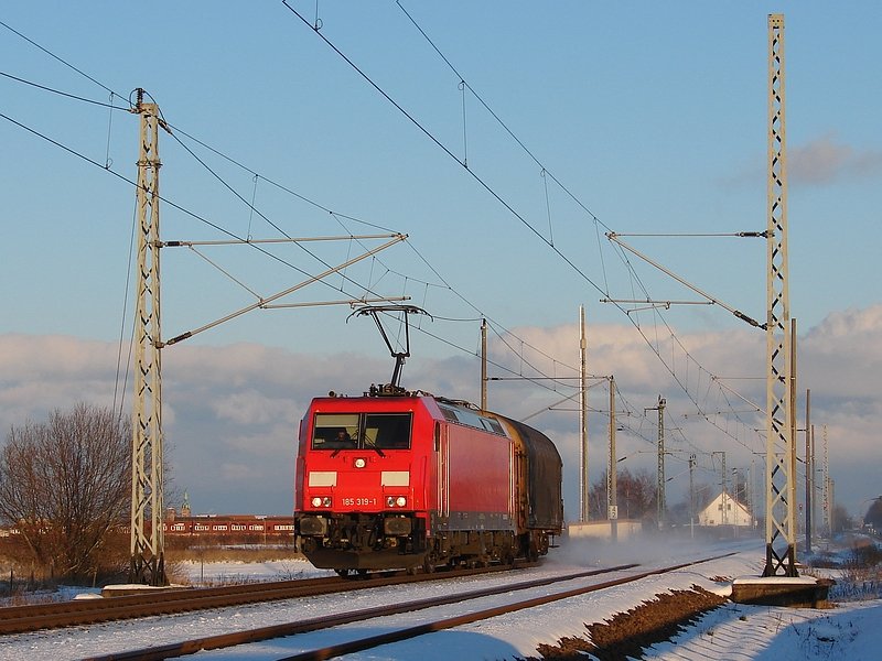 185 319 durchfhrt mit „berlast“ (Rezessionsgterzug) die Ausweichstelle Stralsund-Langendorf. (17.02.09) 