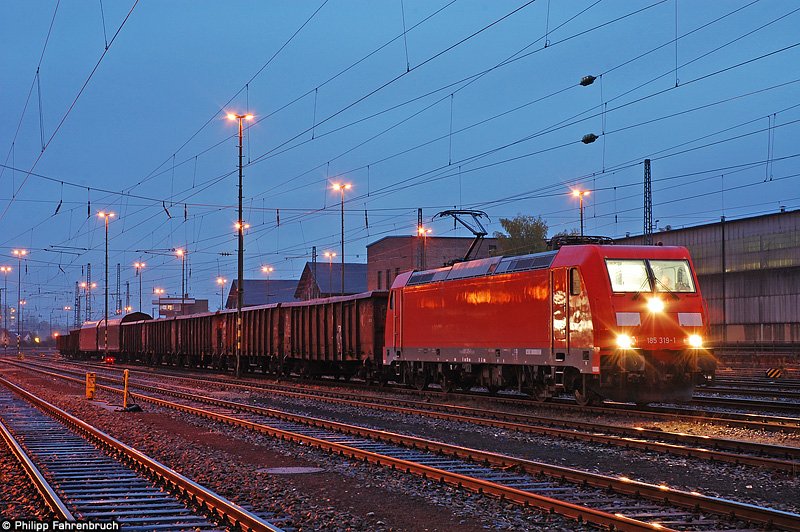 185 319 steht am Abend des 25.10.08 mit FZT 56080 nach Stuttgart-Hafen auf Gleis 8 des Aalener Bahnhofs.
