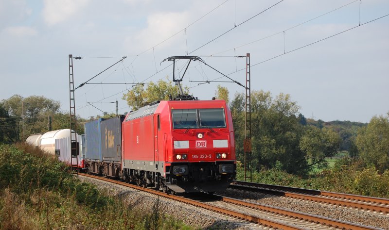185 320 mit gem.GZ passiert am 26.9.2009 den B km 75,1 hinter Salzderhelden