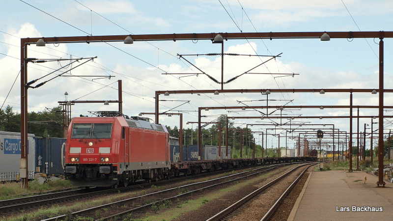 185 321-7 bei der Ankunft mit einem Mischer gen Hamburg am 13.08.09. Die Lok ist abgeb�gelt, da in Padborg ein Stromsystemwechsel stattfindet.