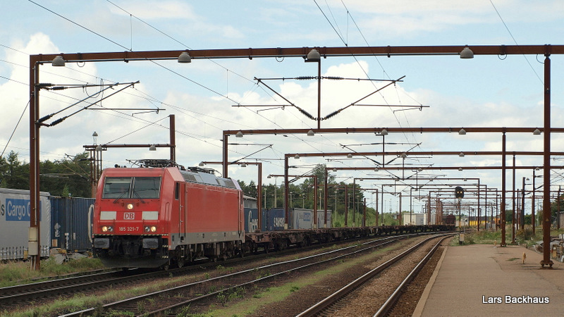 185 321-7 bei der Ankunft mit einem Mischer gen Hamburg am 13.08.09. Die Lok ist abgebgelt, da in Padborg ein Stromsystemwechsel stattfindet.