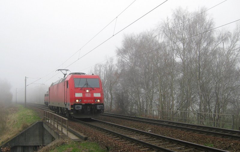 185 325-8 rollt am 1.04.09 als Lz durch Hamburg-Moorburg Richtung Hafen. Im Hintergrund ist noch 140 218-9 zu erkennen.