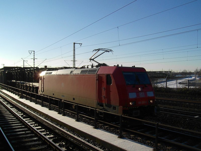 185 331-6 durchfhrt am 2.01.09 mit einem gem. Gz den S-Bahnhof Veddel Richtung Padborg.