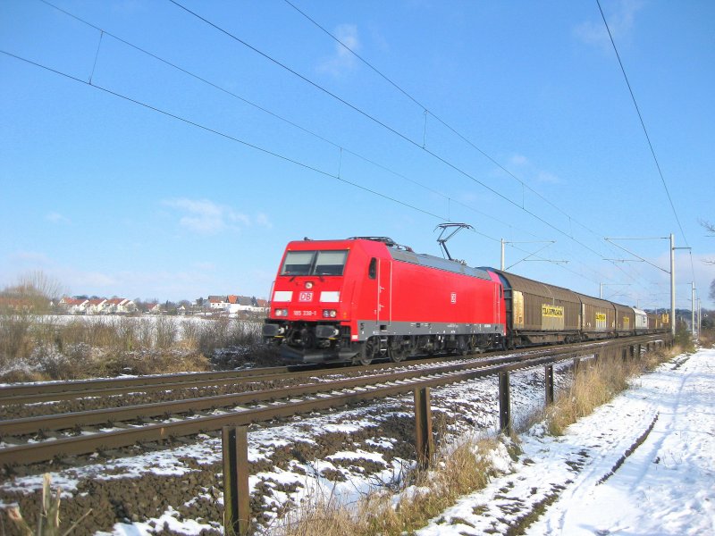185 338-1 fhrt am 14.02.09 mit dem CS 49829 ALHA - MOR bei Reinfeld (Holst.) Richtung Hamburg.