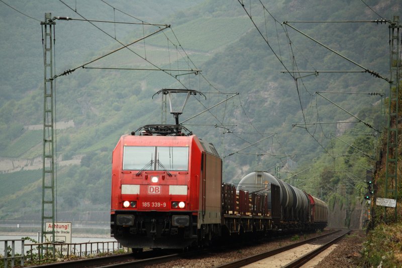 185 339 mit einem gemischten Gterzug kurz vor Assmannshausen, 10.09.09