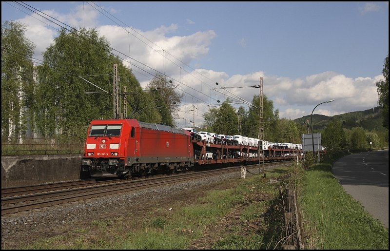 185 341 (9180 6185 341-5 D-DB) ist mit dem CSQ 60058  AUDI-EXPRESS , Ingolstadt Nord - Emden, bei Iserlohn-Letmathe unterwegs. (22.04.2009)