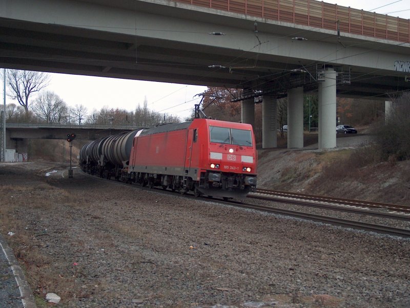 185 343-1 bei Fulda mit einen langen Kesselwagenzug Richtung Halle/Saale am 31.01.2009