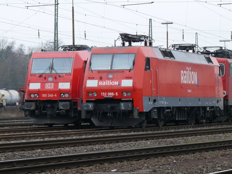 185 346-4 und 152 086-5 warten in Aachen-West auf ihren Einsatz. Aufgenommen am 08/02/2009.