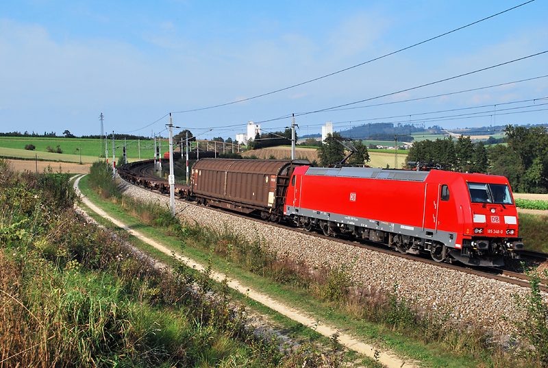 185 348 befrdert einen Gterzug den bekannten Haidinger Bogen abwrts Richtung Wels Hbf (28.9.09)