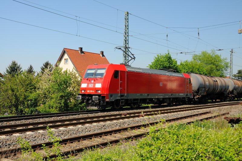 185 351-4 vor einem  Kessel Buntes , unterwegs entlang der Bergstrasse Richtung Bensheim, KBS 650. 