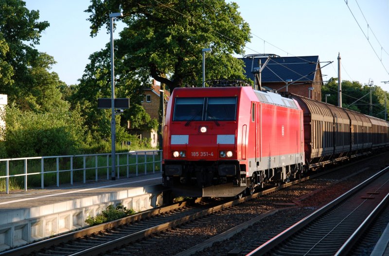 185 351 zieht am 29.05.09 einen Gterzug durch Burgkemnitz Richtung Berlin.