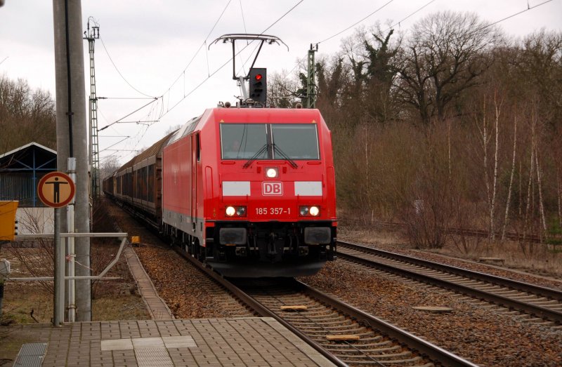185 357 zieht am 08.03.09 einen Gterzug durch Burgkemnitz Richtung Berlin. Eigentlich htte eine BR 152 davor sein sollen.