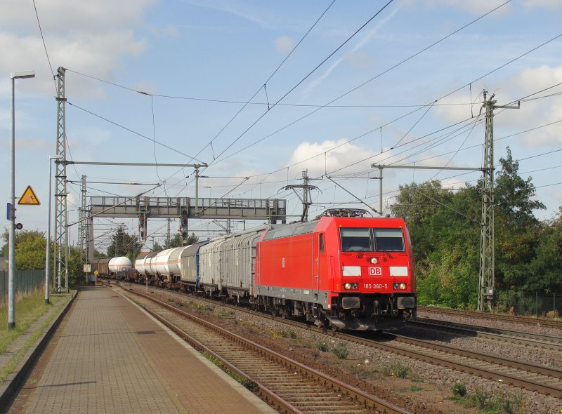 185 360-5 kommt mit einem gemischten Gterzug aus Richtung Braunschweig und durchfhrt den Bahnhof Niederndodeleben. In wenigen Minuten wird der Zug Magdeburg erreicht haben. Fotografiert am 17.09.2009.