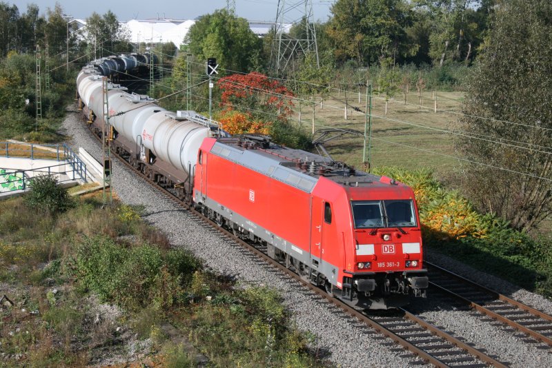 185 361-3 mit einem Kesselwagenzug Richtung Bottrop Sd in Essen Frintrop.
9.9.2009