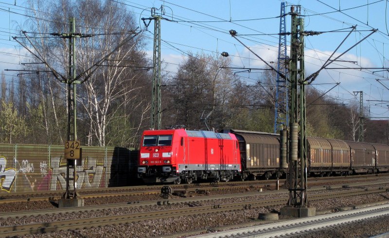 185 363-9 durchfhrt am 1.04.09 mit einem Schiebewandwagenzug Hamburg-Harburg Richtung Norden.