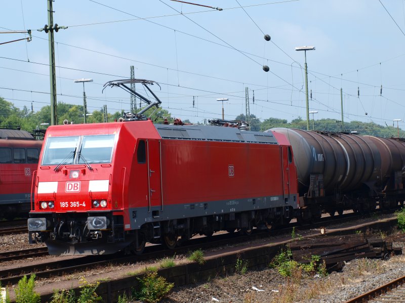 185 365-4 mit einem Kesselzug auf dem Aachener Westbahnhof