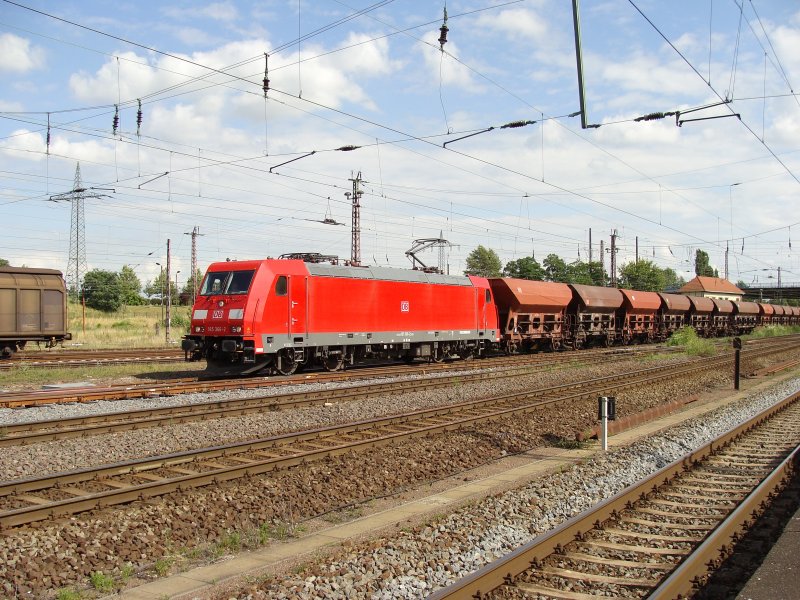 185 366-2 kommt mit einem Ganzzug Schttgutwagen in den Gterbahnhof Magdeburg-Rothensee gefahren. Fotografiert am 09.07.2009 vom Haltepunkt Magdeburg-Eichenweiler.