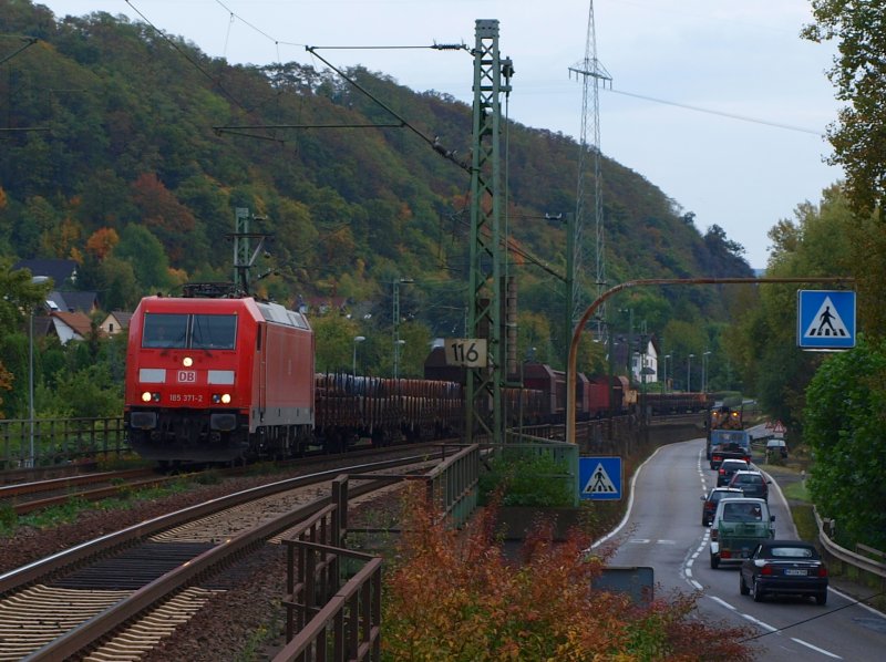 185 371-2 fhrt mit einem gem. Gterzug bei Leubsdorf die rechte Rheinstrecke Richtung Kln. 