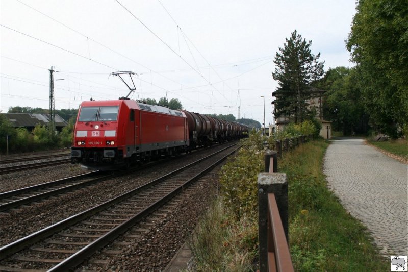 185 376-1 durchfhrt mit einen Kesselwagenzug am 28. September 2009 den Bahnhof Hochstadt am Main.
