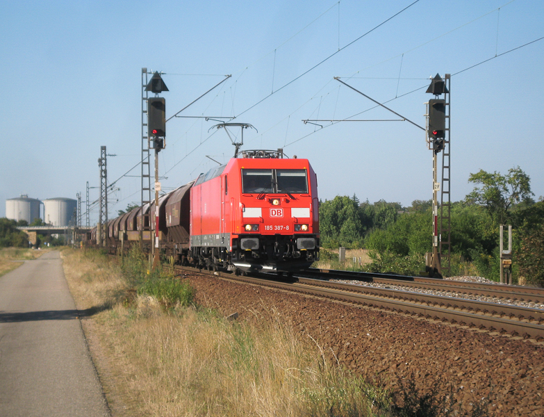 185 378-8 mit einem Gterzug bei Wiesental am 24. August 2009.