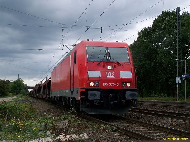 185 379 mit leerem Autotransportzug aus Maschen auf dem Weg nach Sden, musste zwecks berholung in Radbruch auf das Ausweichgleis geleitet werden. Aufgenommen am 03.09.2009