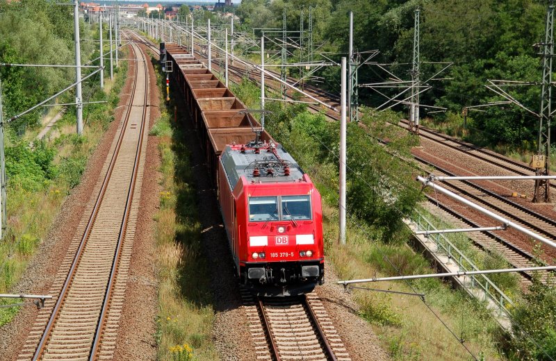 185 379 zieht am 28.07.09 einen kurzen G�terzug durch Holzweissig Richtung Leipzig.