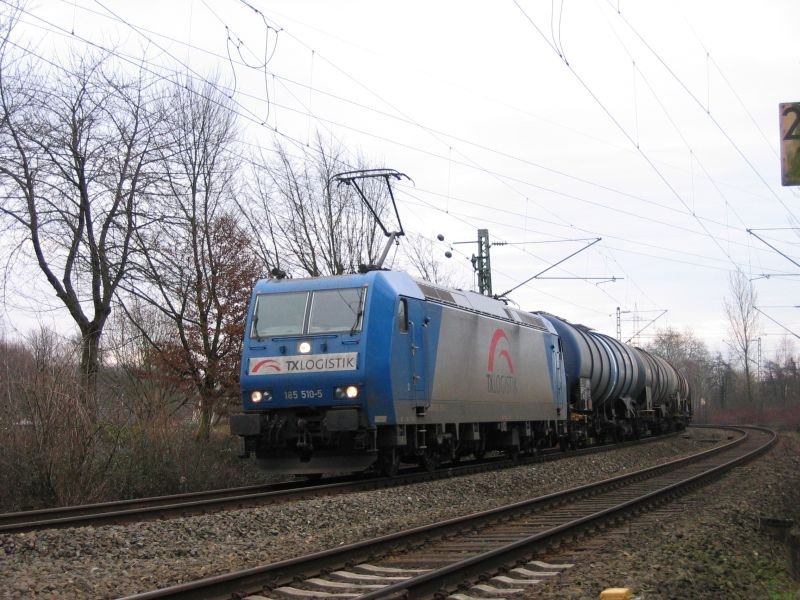 185 510 5 mit Kesselwagenzug

Dsseldorf den 04.01.2008 