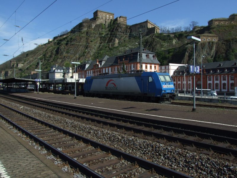 185 510-5 der TX-Logistik steht abgebgelt mit einem Gterzug im Bahnhof Koblenz-Ehrenbreitstein.30.3.08