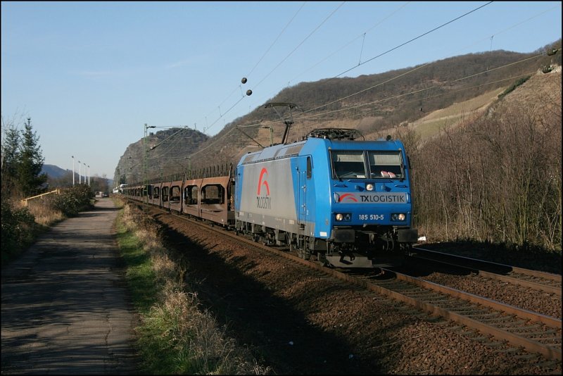 185 510 bringt den DGS 91993  SCANIA-EXPRESS , beladen mit  Standardtypen , von Neuss Gbf nach Schwertberg bei Leutesdorf/Rhein Richtung Sden. (09.02.2008)