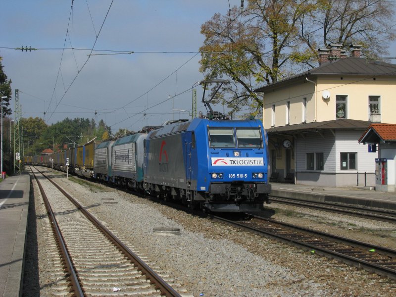 185 510 und zwei E 412 mit einem TXL Zug am 11.10.2008 in Aling.