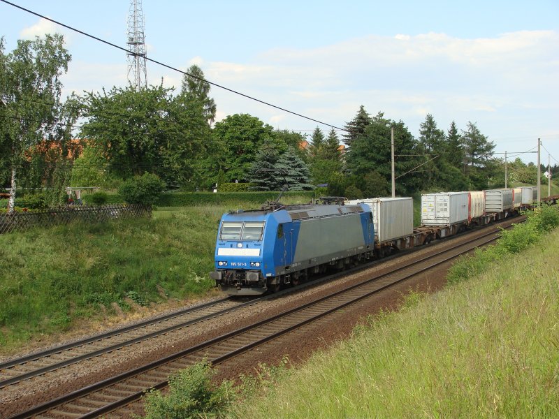 185 511-3 (ehemals TX Logistik) mit einem Containerzug kurz hinter Magdeburg. Die Fahrt ging Richtung Braunschweig, fotografiert am 01.06.2009
