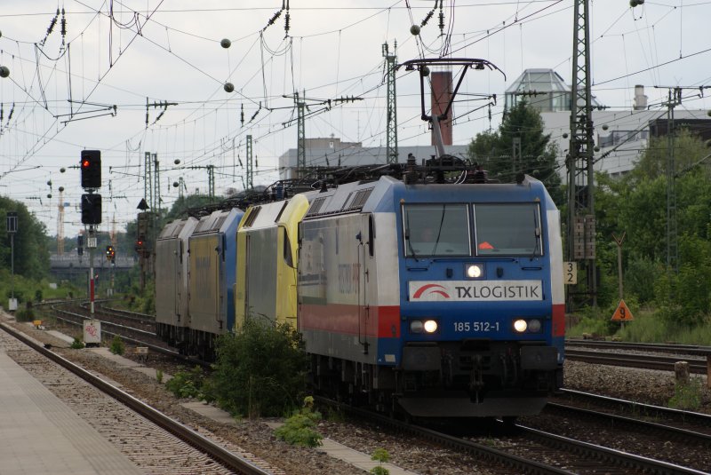 185 512-1 + ES 64 U2-010 + 185 518-8 + 185 537-8 als Lokzug in Mnchen Heimeranplatz am 30.05.2009