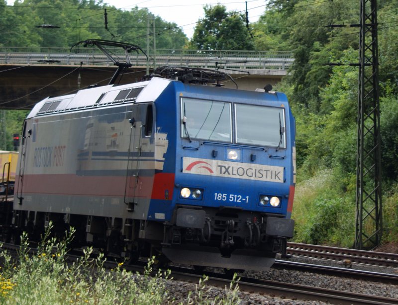 185 512-1 fhrt mit einen langen Gz beladen mit Sattelaufliegern von DHL bei Fulda Richtung Norden am 18.07.2009