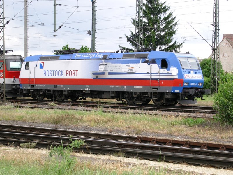 185 512-1 von TXLogistik wartet am 19.05.2008 auf neuen Einsatz in Regensburg-Ost