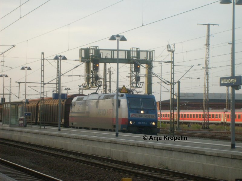 185 512 bei der Durchfahrt in Wittenberge